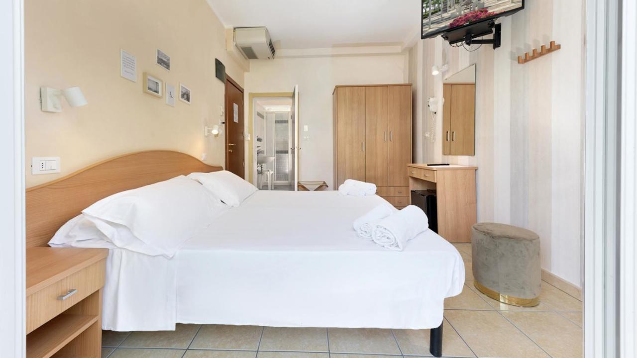 Hotel Arlecchino Риччоне Екстер'єр фото